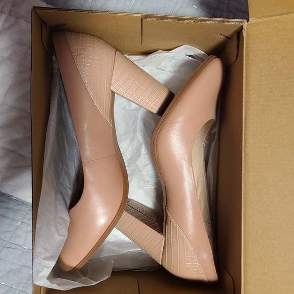 Brand new Clarks nude/pink pumps - Picture 1 of 4